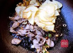 Illustration of how to make oily meat and potato slices 11