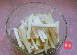 Illustration of how to stir-fry shredded pork with king oyster mushroom 2