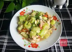 Illustration of how to make loofah fried pork slices 1