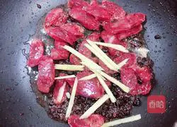 Illustration of how to stir-fry sausages with black beans and garlic sprouts 8