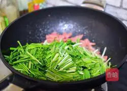 Illustration of how to stir-fry bacon with garlic sprouts 4
