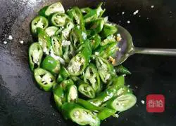 Illustration of how to make fried eggs with green pepper 4