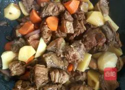 Illustration of how to make duck legs stewed with potatoes and carrots 8