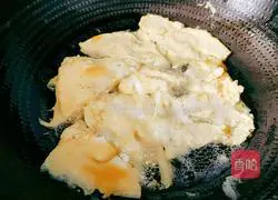 Illustration of how to make scrambled eggs with snow peas 8