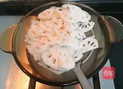 Illustration of how to make stir-fried lotus root 9