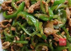 Illustration of how to stir-fry shredded pork with green pepper 6