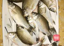 Illustration of how to make Spicy Boiled Crucian Carp with Tofu (Kaijiang Cai) 1