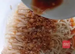 Illustration of how to steam enoki mushrooms with garlic 12