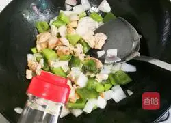 Illustration of how to make diced chicken legs with onions and green peppers 12