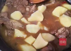 Illustration of how to stew Northeast goose with potatoes 5