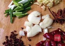 Illustration of how to make dry stir-fried cowpeas 5