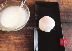 Illustration of how to steam poached eggs in soup 4