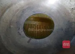 Illustration of how to make shredded pork with pickled peppers and chives 5