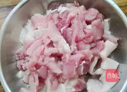 Illustration of how to make fried black pork with pumpkin flowers 2