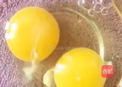 Tianjin cuisine#Illustration of how to make fried eggs with shrimp paste 1