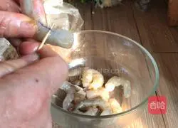 Illustration of how to make stir-fried shrimps with loofah 1