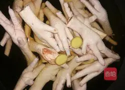 Braised Chicken Illustration of how to make claws 3