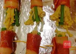 Illustration of how to make bacon enoki mushroom rolls 6