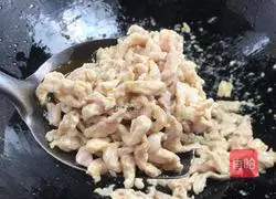 Illustration of how to make fried shredded pork with wild rice noodles 9