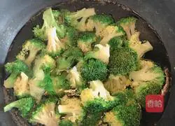 Illustration of how to make broccoli in oyster sauce 1