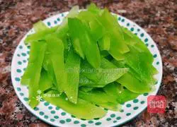 Illustration of how to make lettuce, fungus and scrambled eggs 4