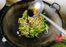Illustration of how to stir-fry shredded pork with green pepper and bean skin 8