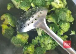 Illustration of how to make stir-fried beef with broccoli 3