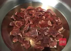 Illustration of how to make beef brisket stewed with potatoes 1