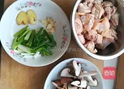 Illustration of how to make braised chicken with mushrooms 1