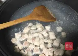 Simple and easy-to-learn method of braised pork with dried plums and vegetables 2