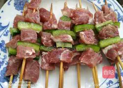 Illustration of how to make barbecue beef skewers 3