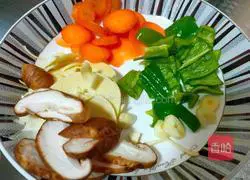 Illustration of how to stir-fry tendons with black fungus 3