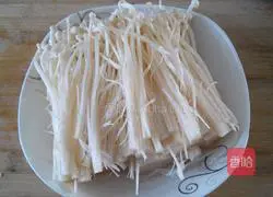 Illustration of how to make enoki mushrooms with chopped pepper 2
