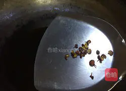 Illustration of how to make three-color fungus meat slices with pickled peppers 8