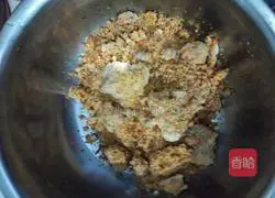 Illustration of how to make fried pork slices with chili noodles 2