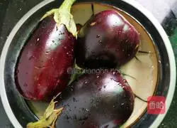 Illustration of cooking eggplant in oil 2