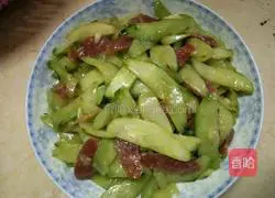 Illustration of how to cook sausage and cucumber 7