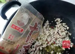 Illustration of how to make minced meat sandwich 12