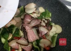 Illustration of how to stir-fry bacon with king oyster mushrooms 12