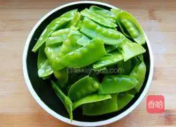 Illustration of how to make fried snow peas 3