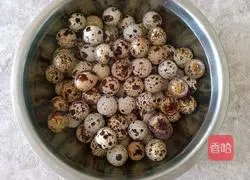 Illustration of how to make braised five-spice quail eggs 1