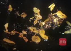 Laoganma's recipe for garlic sprouts, parsley and stuffed tilapia 5