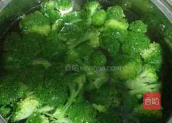 Illustration of how to make fried pork slices with broccoli 1