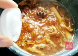 Illustration of how to cook ribs with daylily 15