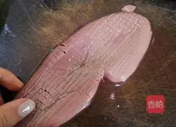 Illustration of how to stir-fry pork heart and kidney with garlic sprouts 3