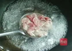 Illustration of how to make fried meat with yam and fungus 6