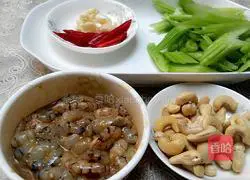 Fried shrimps with celery Illustration of how to do it 4