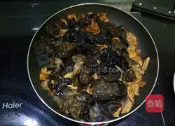 Illustration of how to make fried fungus with meat 3