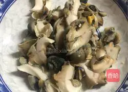 Illustration of how to pour conch with oil 2