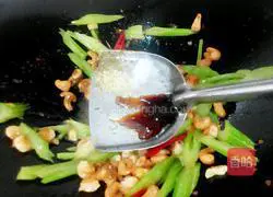 Illustration of how to make fried shrimps with celery 11